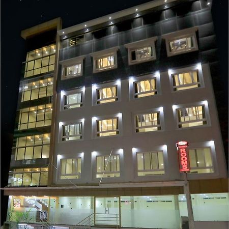 Hotel Kenz Residency Kochi Esterno foto
